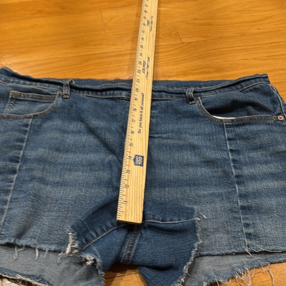 Old navy women’s boyfriend cutoff  jean shorts size 16 . - Picture 6 of 7